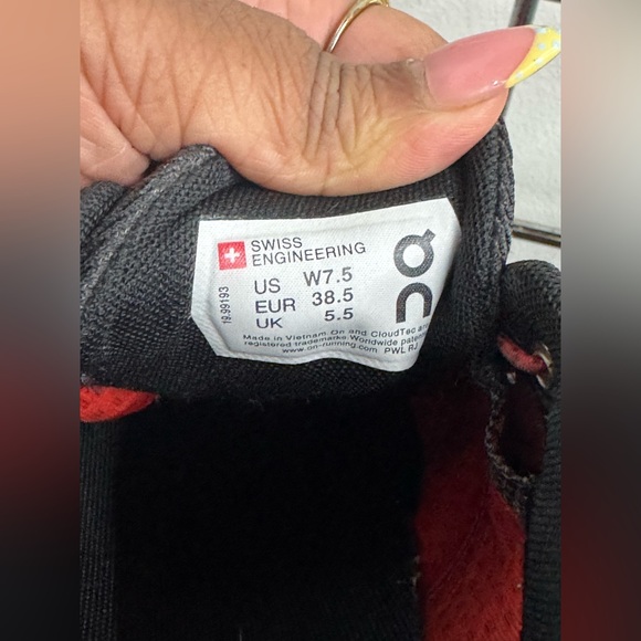 ON RUNNING W CLOUD Sneakers in Ruby Colorway women’s size 7.5 - Picture 6 of 11